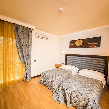 Hotel Ares Pontinia Стая снимка