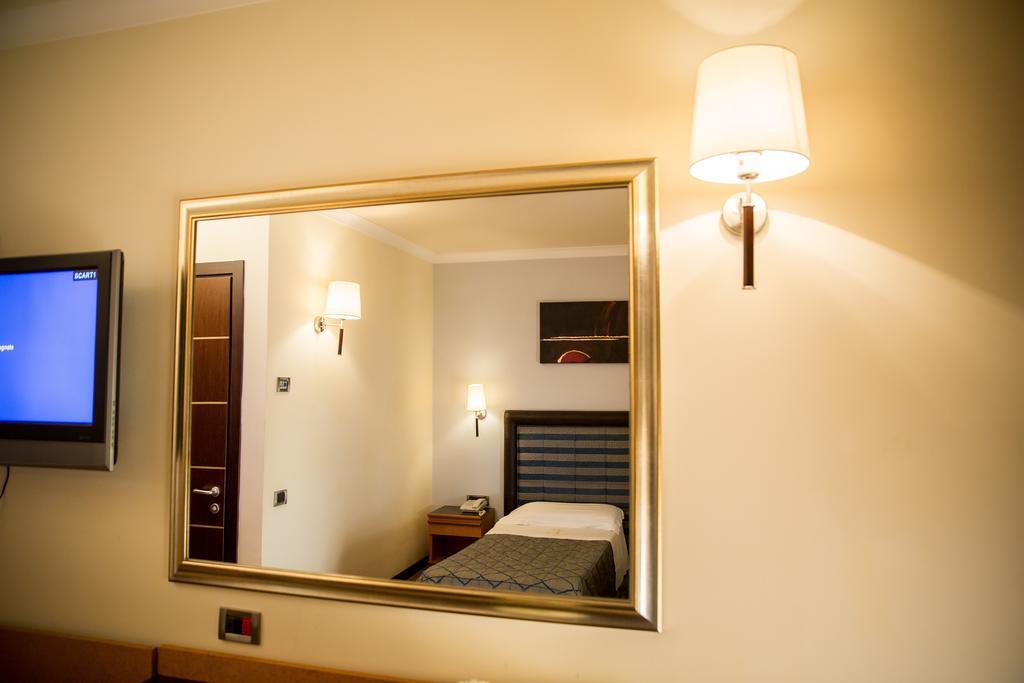 Hotel Ares Pontinia Стая снимка
