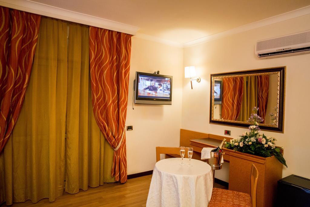 Hotel Ares Pontinia Екстериор снимка