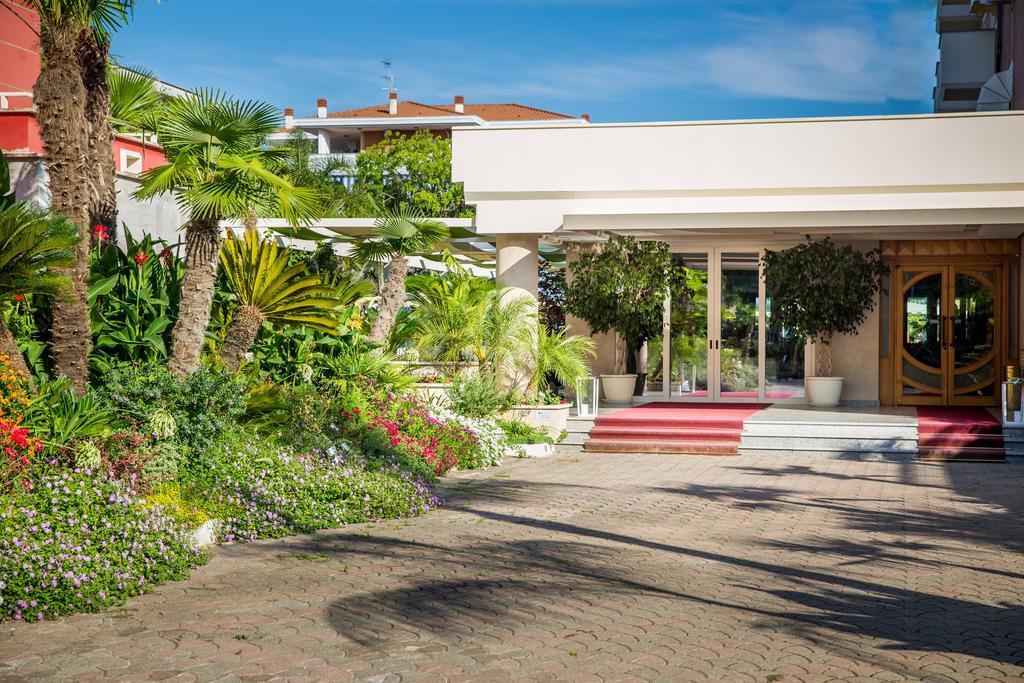 Hotel Ares Pontinia Екстериор снимка